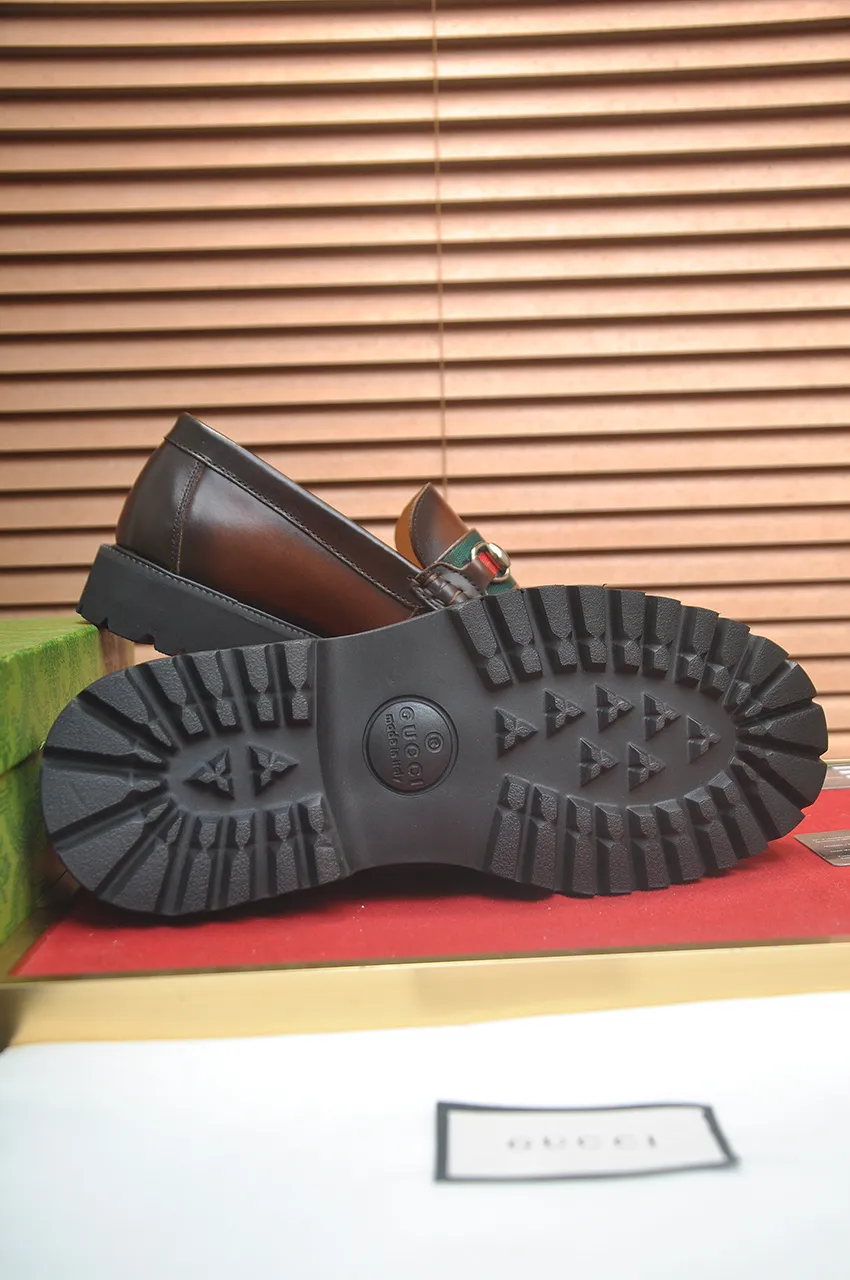 Men's shoes💰560💶Italy's top luxury men's shoe giant (GUCCI) (Gucci) (full cowhide lining) new arrival🍃Original European style🔰 Pleasant to the eye😍In order to make the shoes more durable and non-deformable🌀The production continues to follow traditional methods but there is still no lack of innovation💪Choose original sheepskin for the leather♻️ Smooth and natural And extra bright ⭐Made of imported cowhide, the first choice of rich people 38-45 (45 customized)